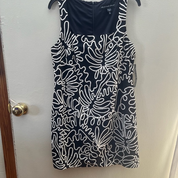 NWT Clover and Sloane Women's Sleeveless Floral Shift Dress Size 10 - Picture 4 of 8
